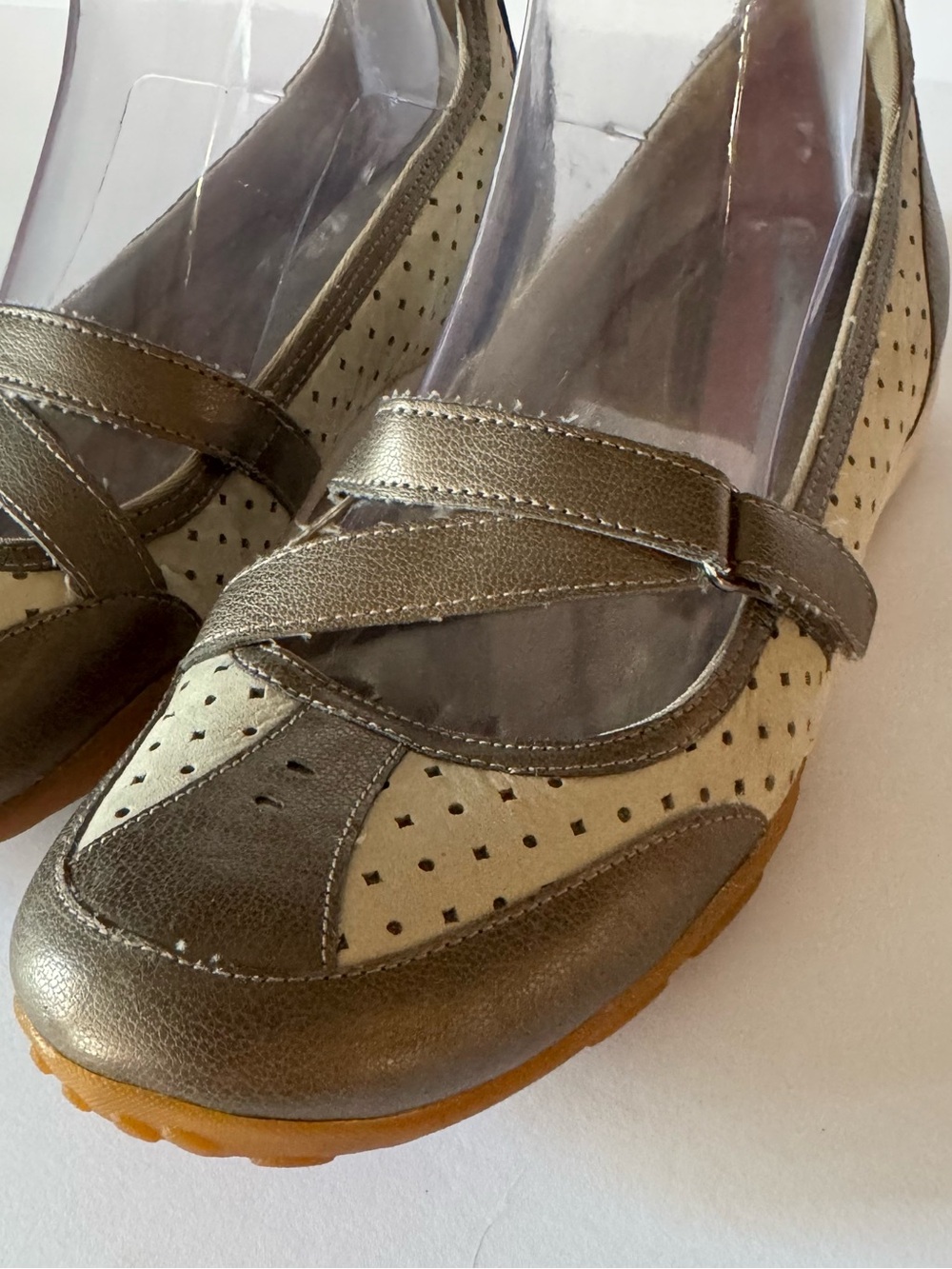 CLARKS PRIVO WOMENS 9.5M SHOE MARY STYLE BROWN BEIGE ADJUSTABLE STRAP